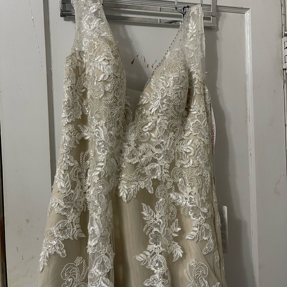 Beautiful Never Worn JJs House wedding Dress. Size 12. - Picture 4 of 9